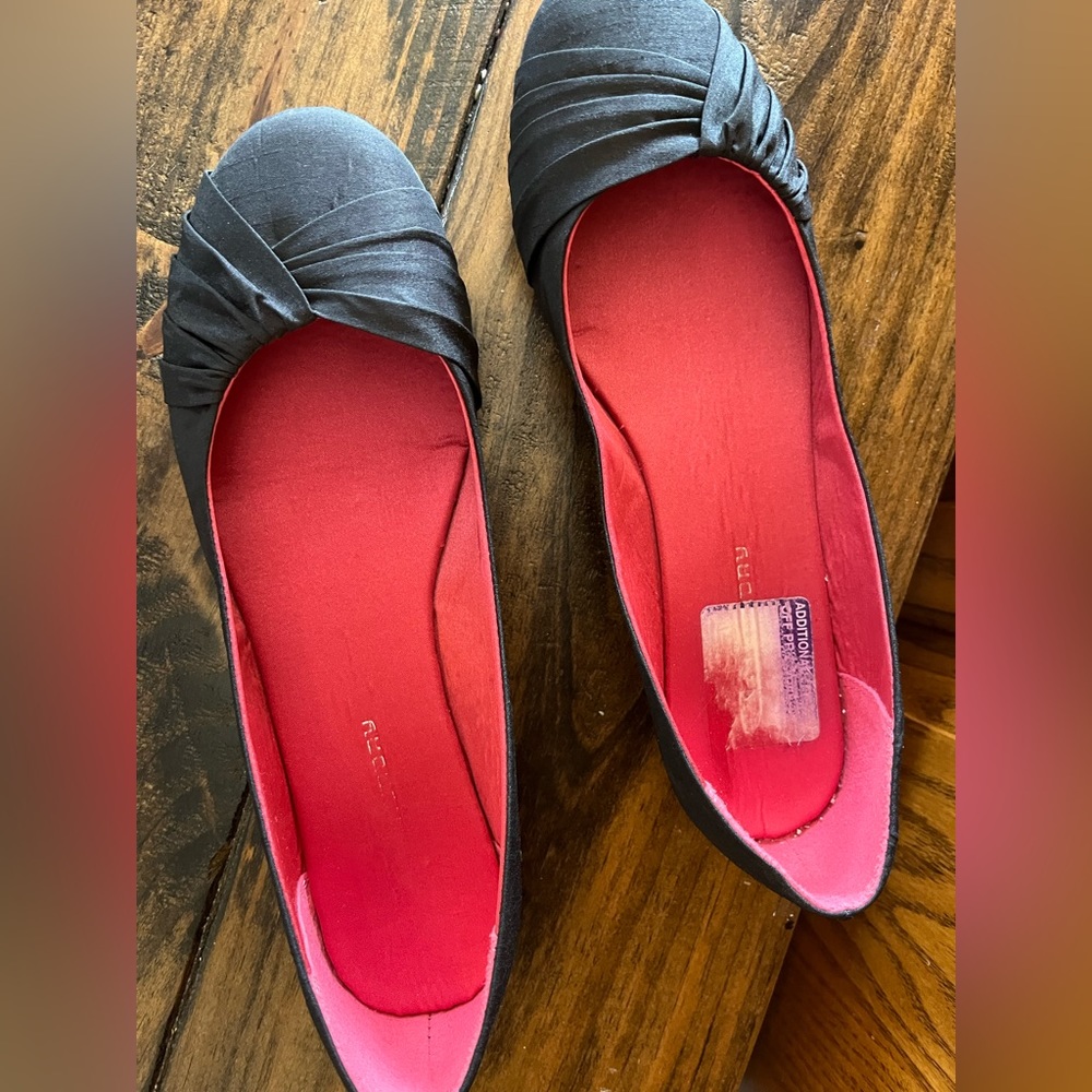 Woman’s black flat shoes - Picture 3 of 3